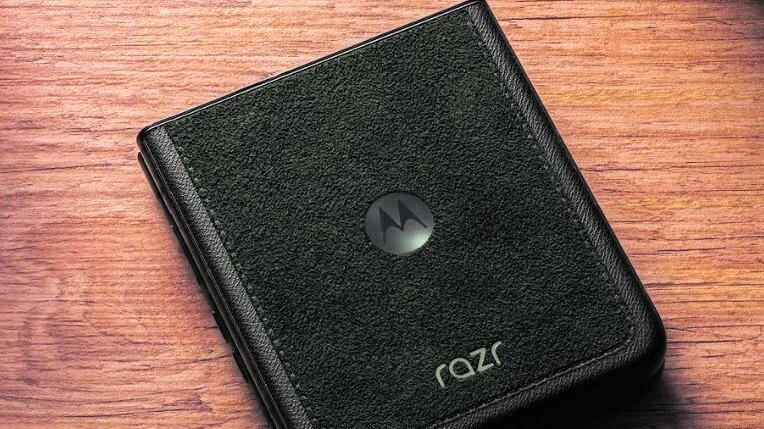 In alcantara o griffato Pantone, Motorola ne fa di tutti i colori