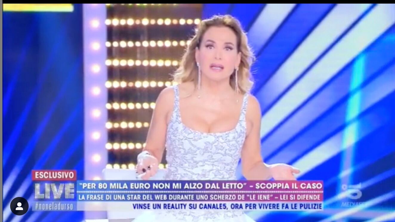 Piccolo incidente in diretta: la d'Urso rischia di cadere in una botola