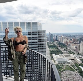 Lady Gaga senza trucco e in reggiseno su Instagram 3