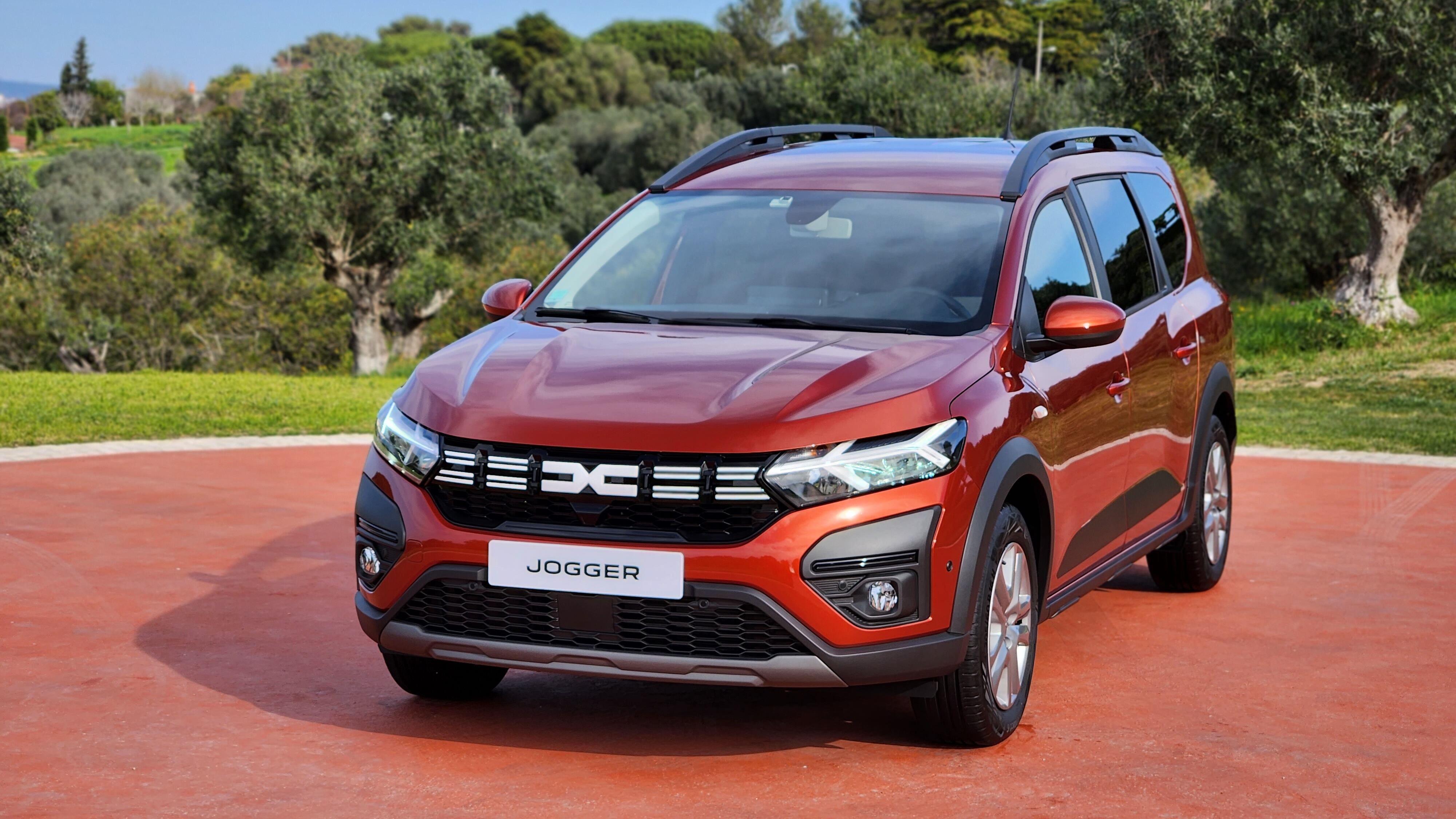 Dacia Jogger Hybrid, l'ibrido (vero) sulla sette posti. La nostra prova su strada