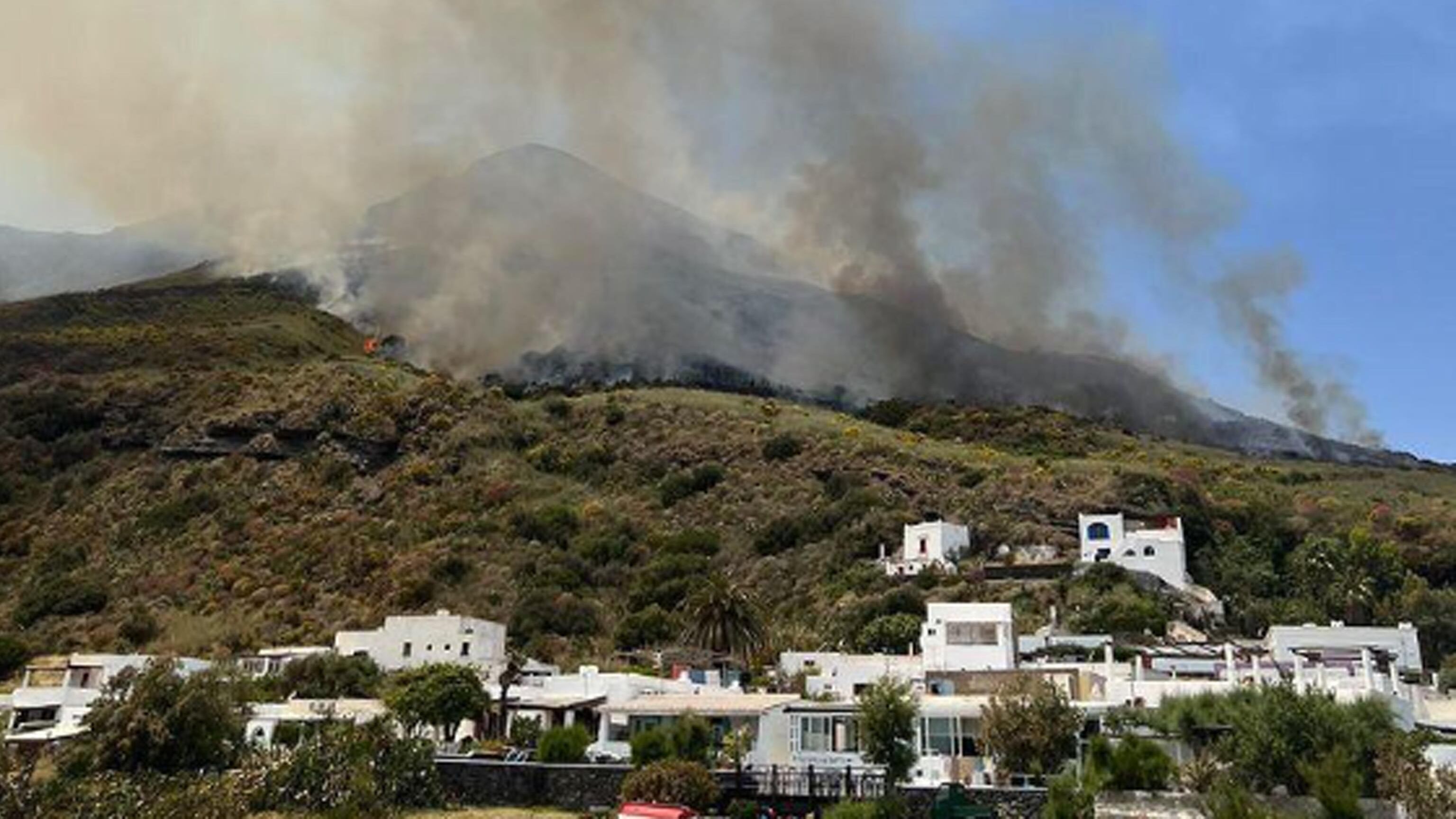 Incendio a Stromboli, giallo sulle autorizzazioni della fiction con la Angiolini