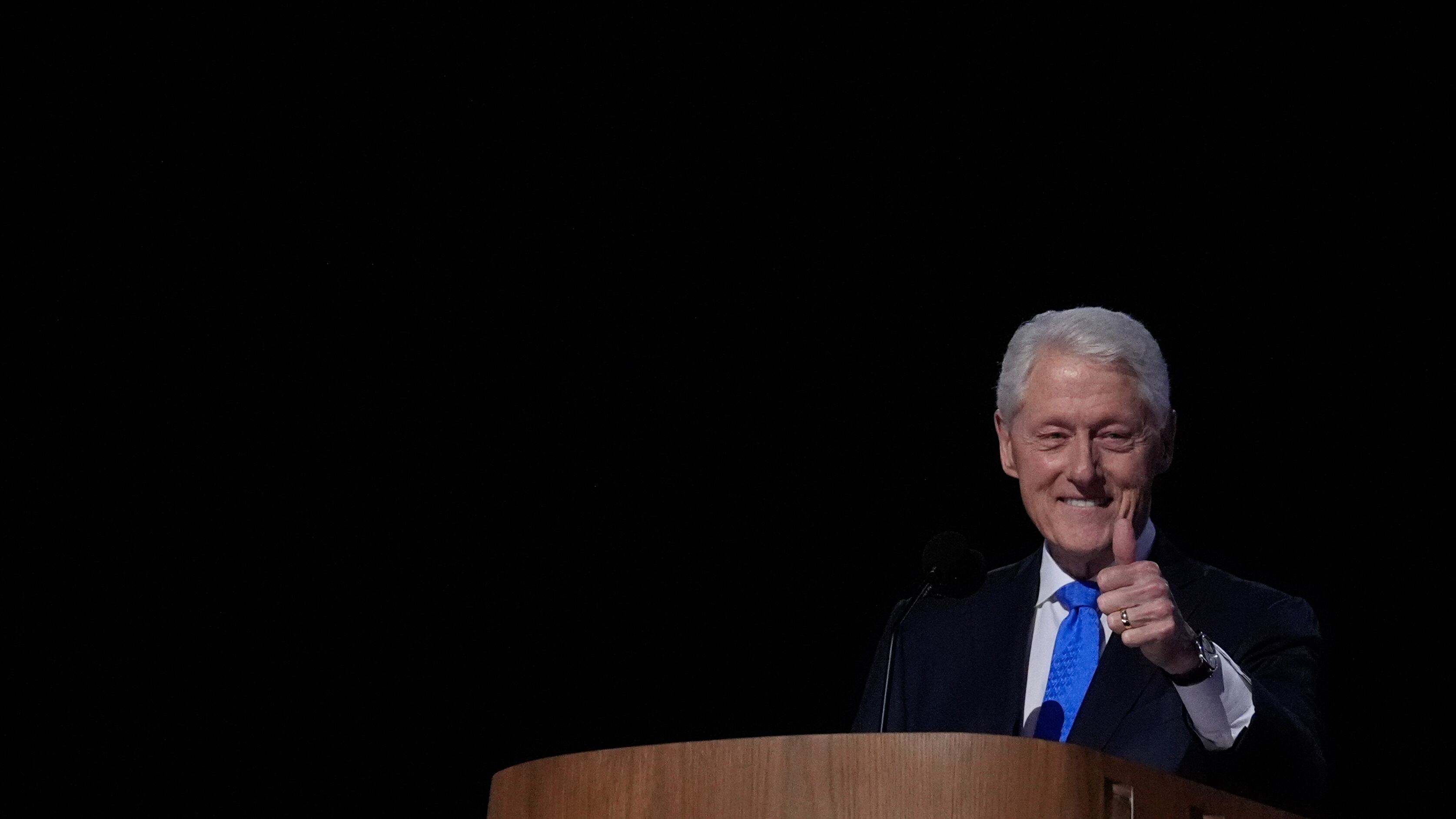 L'assist di coach Walz e l'affondo di Clinton: "Trump vuole il caos". L'ovazione per Oprah