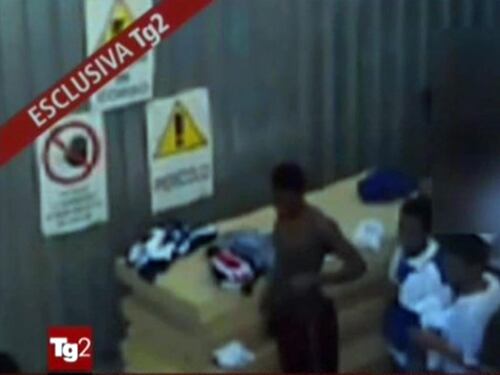 Nudi e al freddo: gli ipocriti scoprono com'è Lampedusa