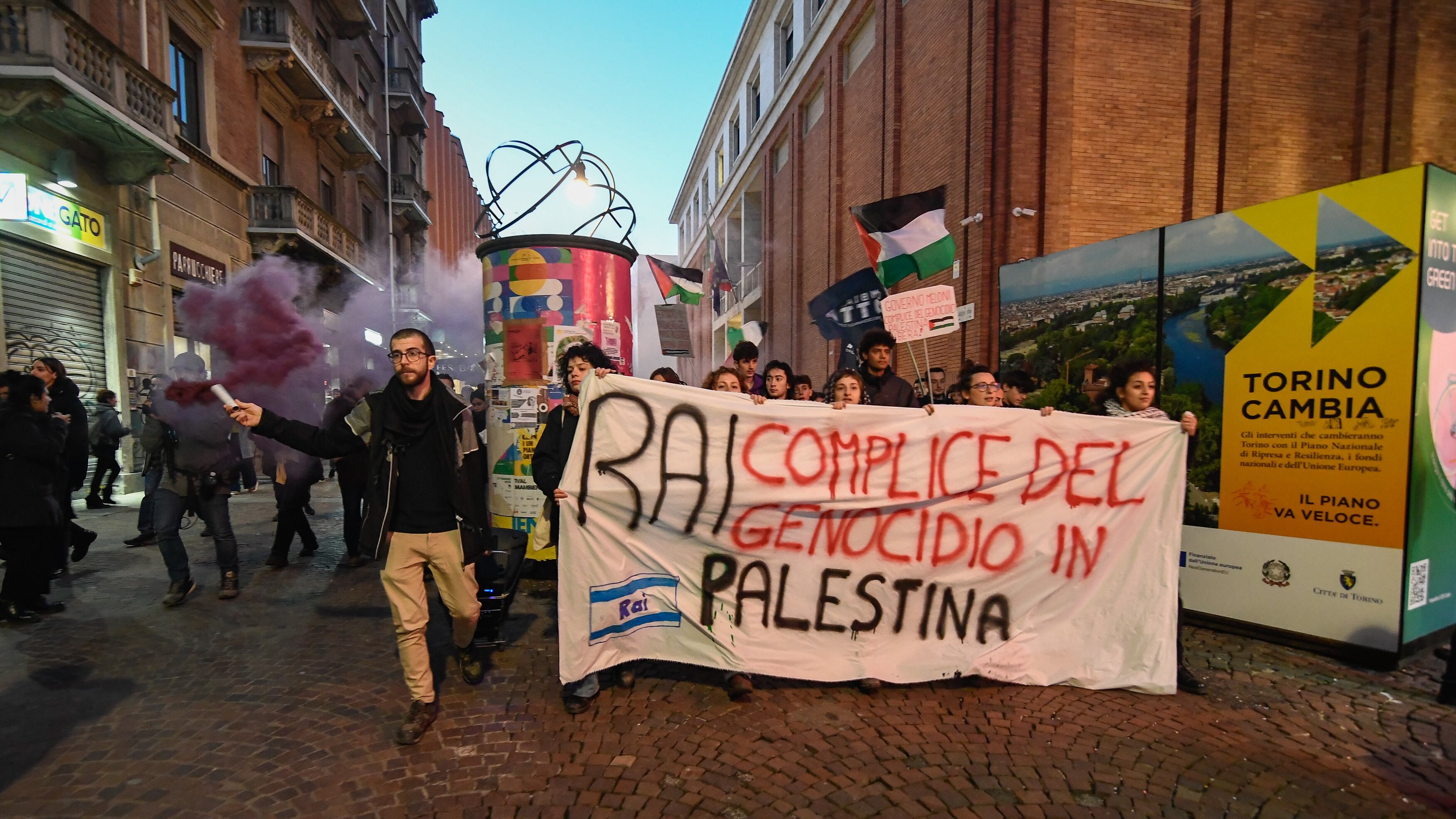 La manifestazione dei "Ghali boys". Scontri e feriti davanti alla sede Rai