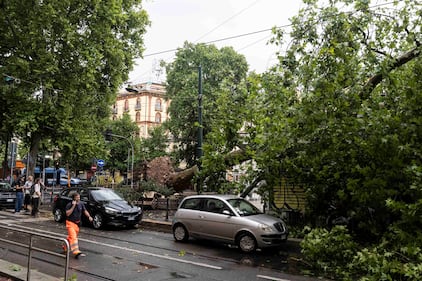 Maltempo su Milano, temporale e grandine in città 1