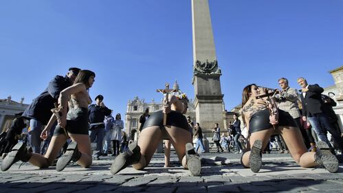 Le Femen si spogliano in Piazza San Pietro 8
