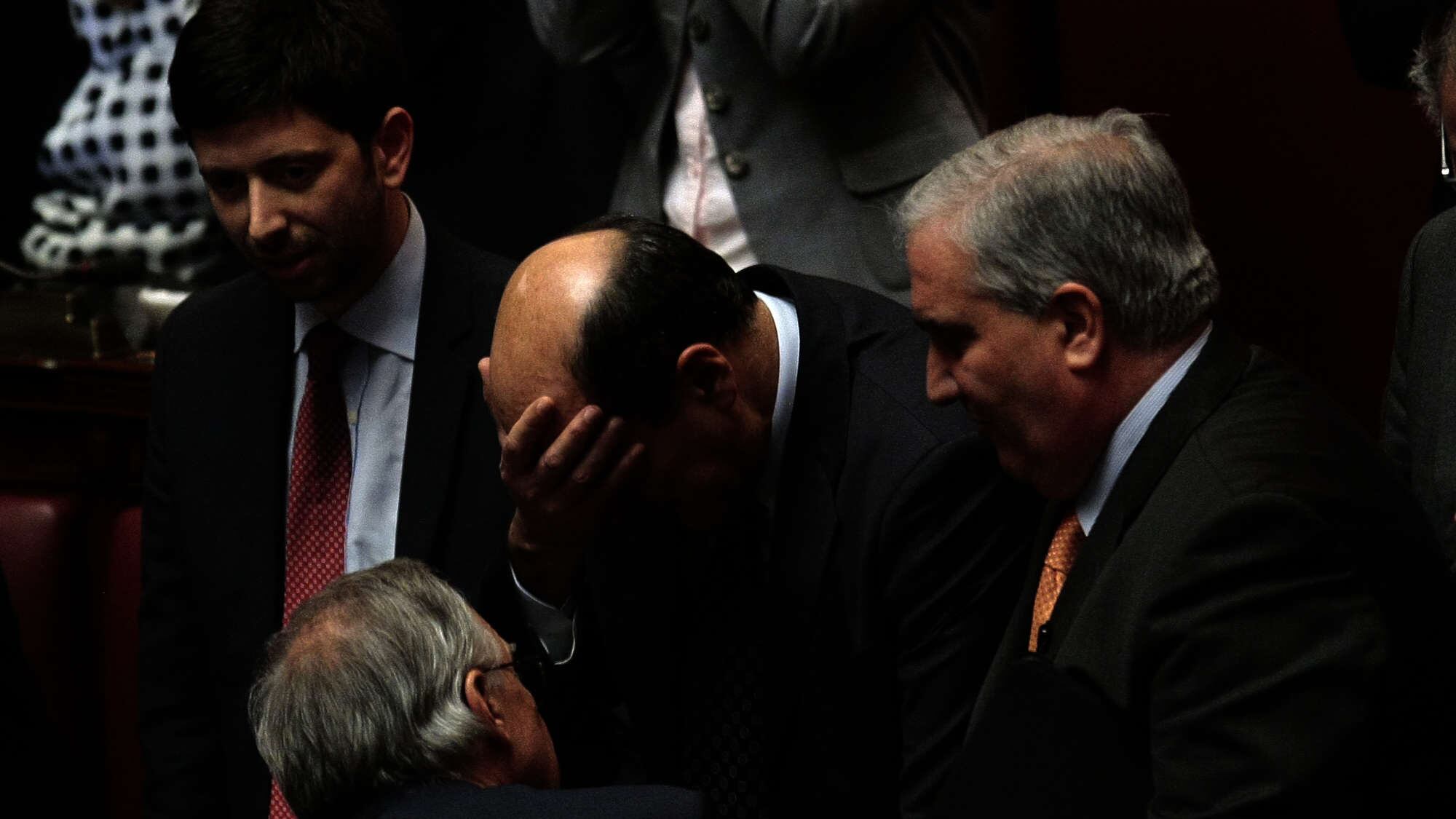 Bersani sempre più solo. La moglie lo difende: "Lui non piange mai"