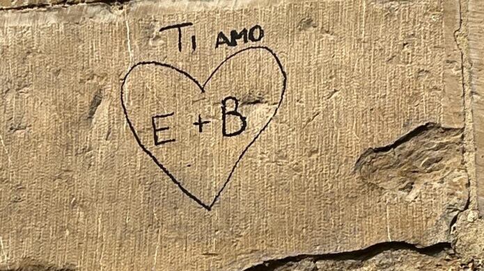Scritte d'amore su Ponte Vecchio: studentessa rischia fino a 5 anni di reclusione