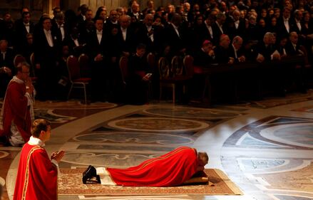 Papa Francesco sdraiato a terra per adorare la croce 3