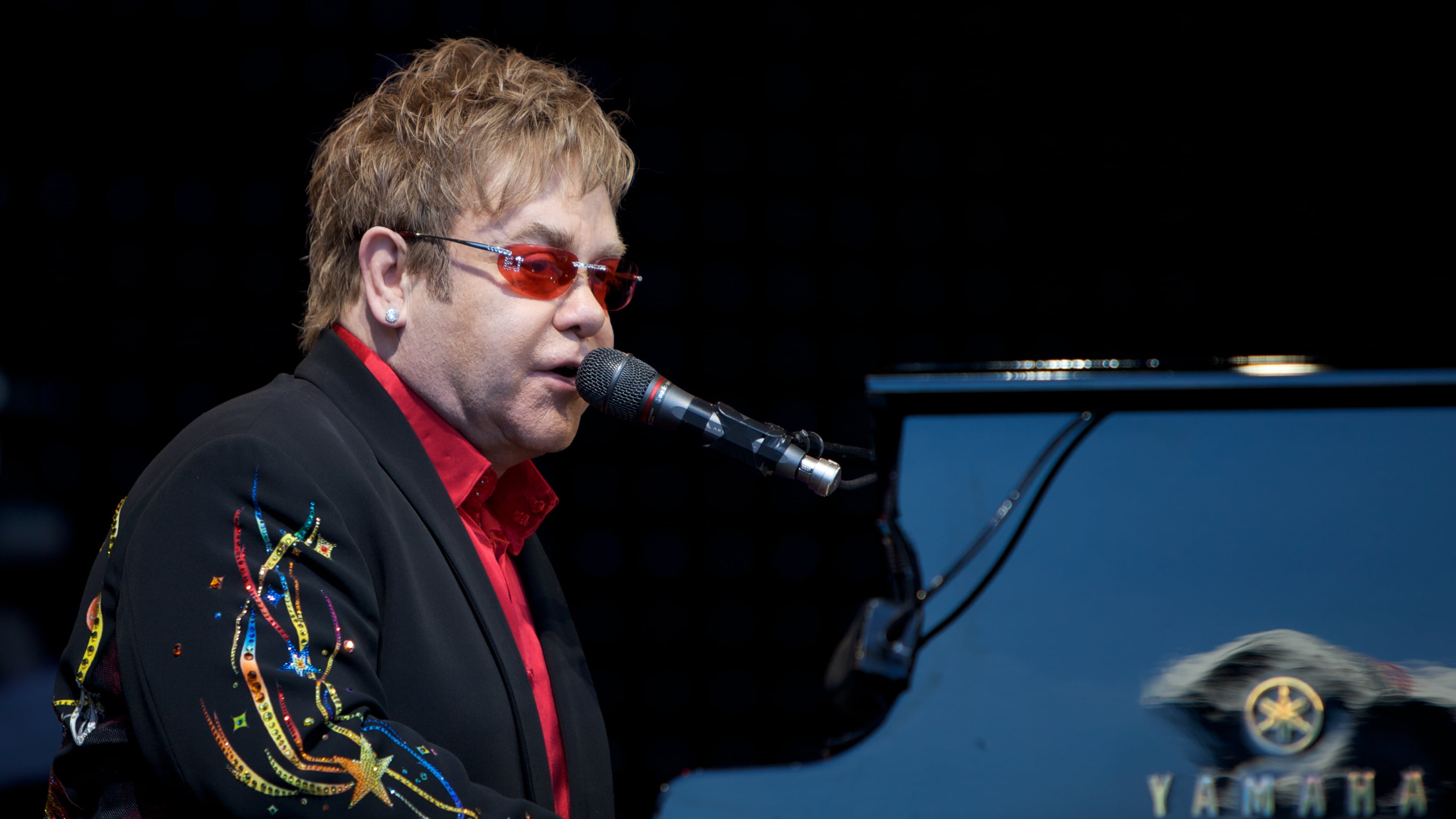 Nozze gay, Elton John provoca: "Gesù sarebbe stato favorevole"