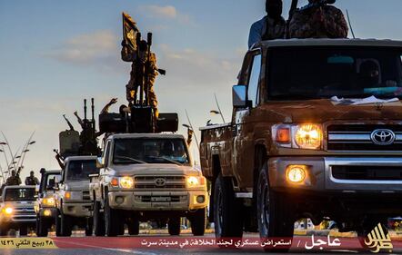 L'Isis sfila a Sirte: ecco la parata in pieno giorno 4