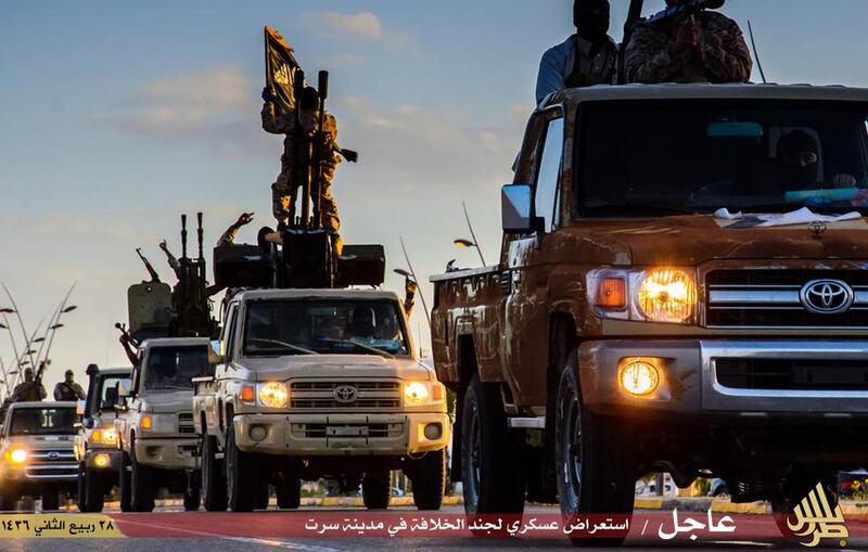 L'Isis sfila a Sirte: ecco la parata in pieno giorno 4