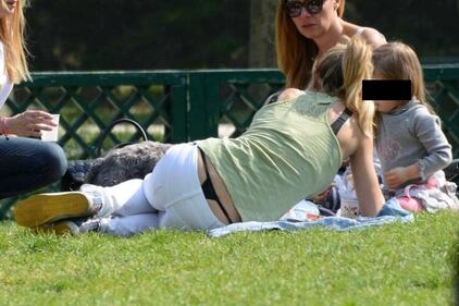 Maddalena Corvaglia sexy al parco 1