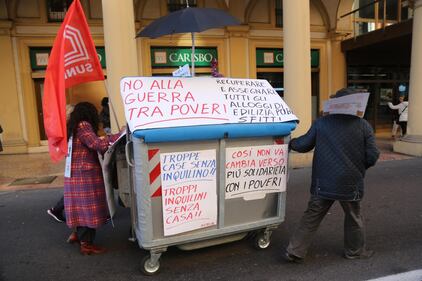 Sciopero: 4 cortei a Bologna. Lancio di letame e uova contro banche e sede Ncd 9
