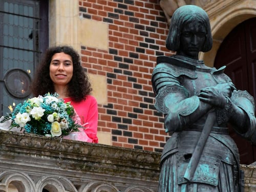 E ora anche Giovanna d'Arco diventa "non binaria"