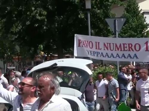 Rom muore dopo un furto. Funerale da eroe in chiesa