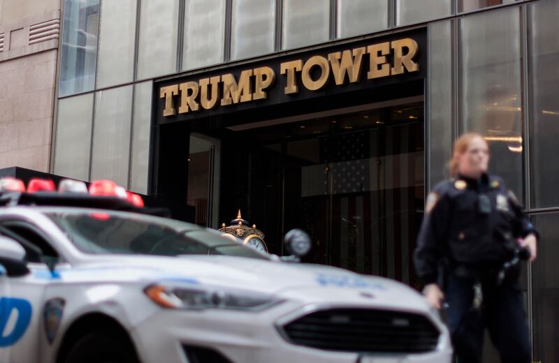 I soldi al portiere e il figlio illegittimo: l'altra tegola su Trump