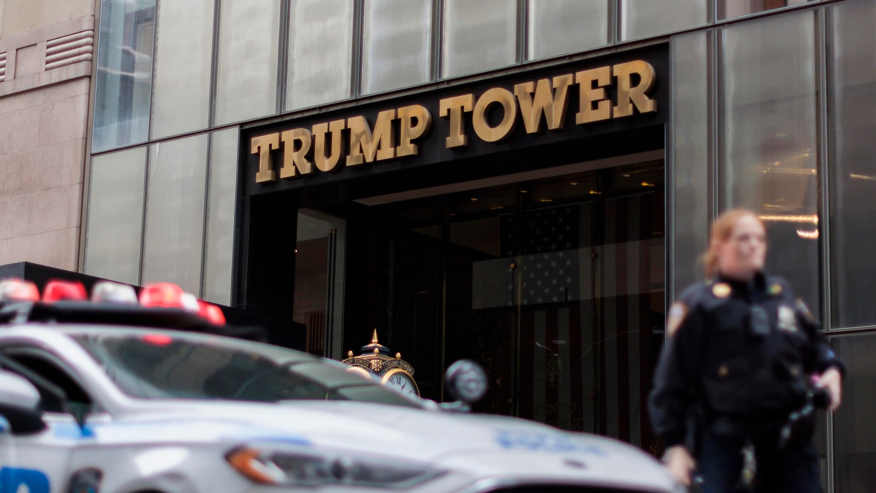 I soldi al portiere e il figlio illegittimo: l'altra tegola su Trump