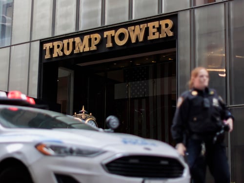 I soldi al portiere e il figlio illegittimo: l'altra tegola su Trump