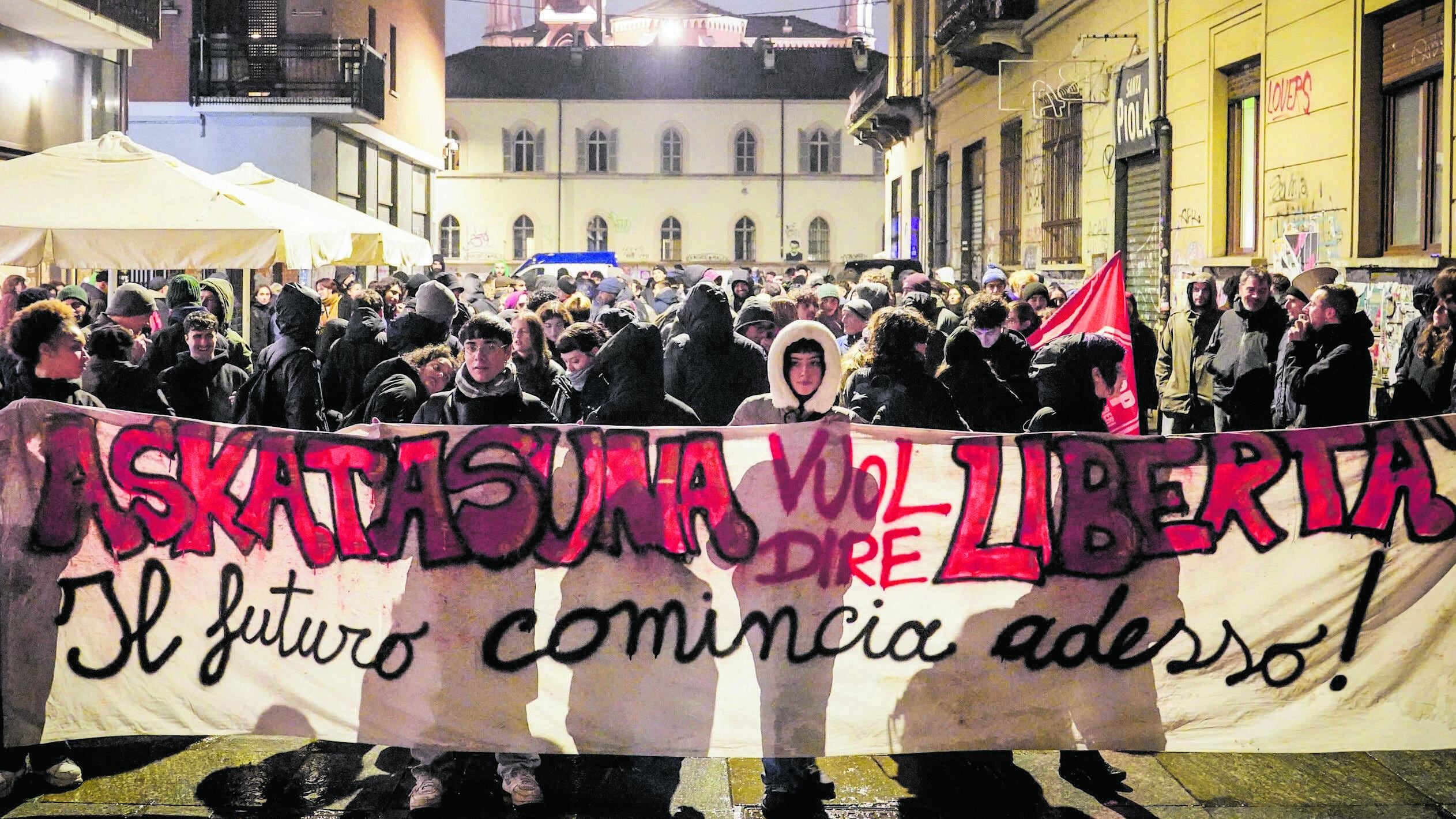 Il Giornale racconta l'inchiesta su Askatasuna. Gli antagonisti ci diffidano e provano a imbavagliarci