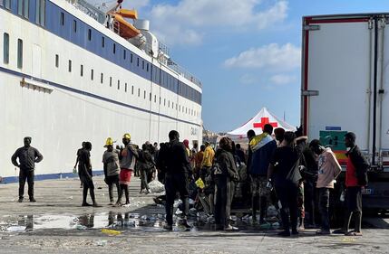 Boom di arrivi a Lampedusa: l’assedio sul molo 1
