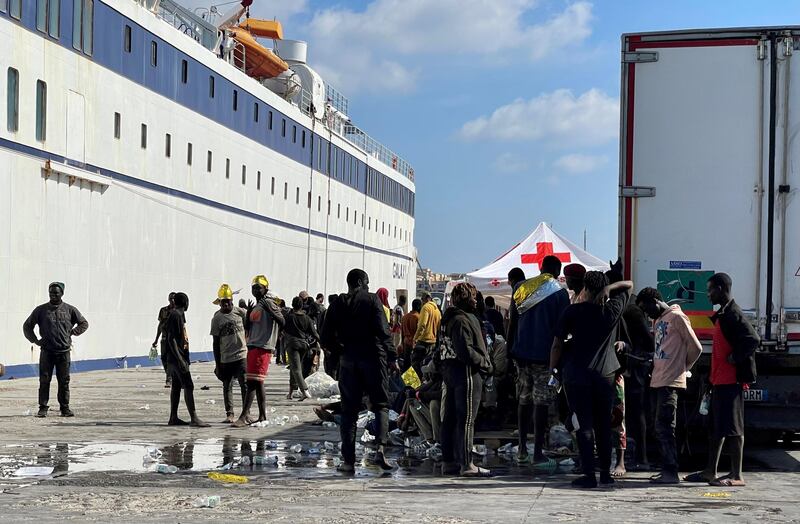 Boom di arrivi a Lampedusa: l’assedio sul molo 1