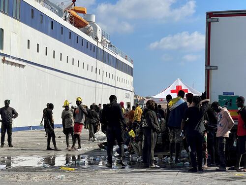 Boom di arrivi a Lampedusa: l’assedio sul molo