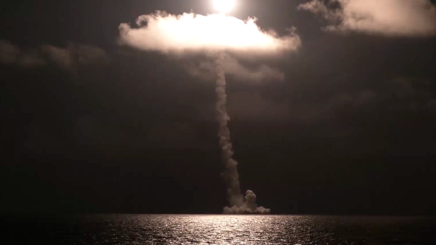 Mosca lancia il missile Bulava: cosa svela l'avvertimento del sottomarino nucleare