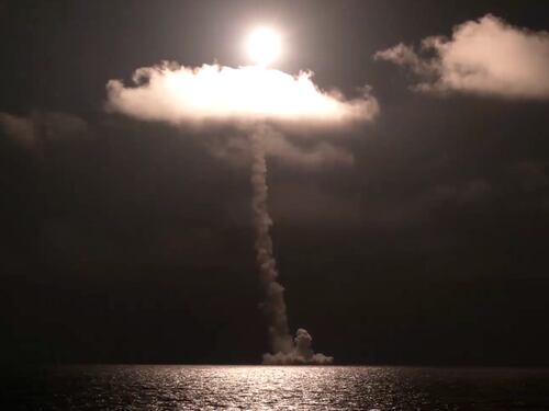 Mosca lancia il missile Bulava: cosa svela l'avvertimento del sottomarino nucleare