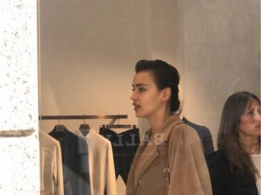 Milano Fashion Week 2019: Irina Shayk fa shopping nelle boutique di Milano 8