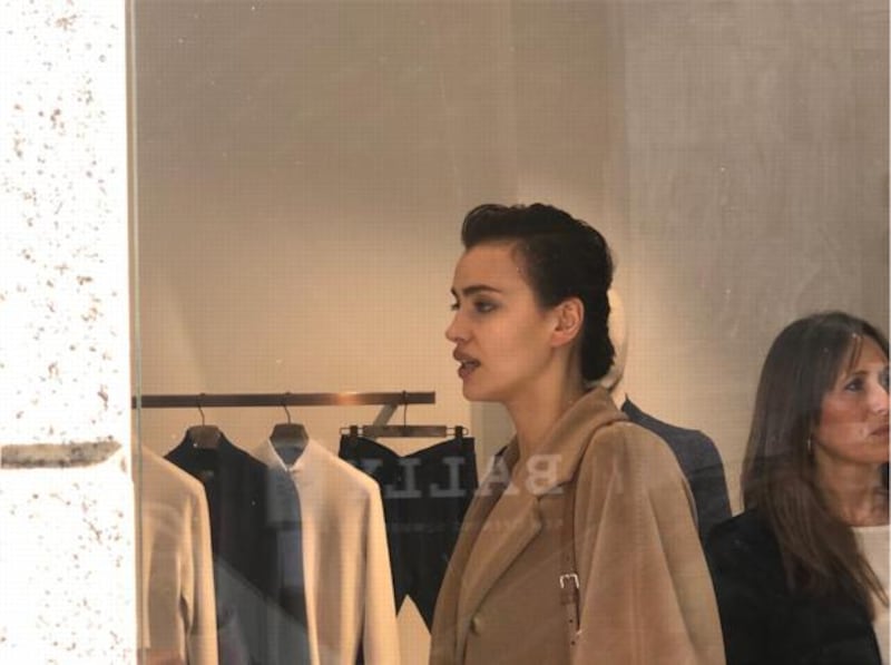 Milano Fashion Week 2019: Irina Shayk fa shopping nelle boutique di Milano 8