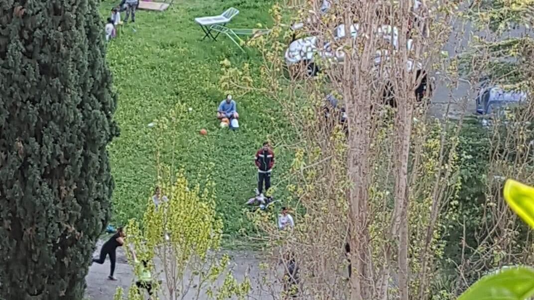 Schiaffo ai romani in quarantena, il picnic degli abusivi nella scuola occupata