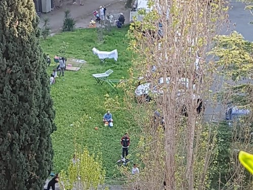 Schiaffo ai romani in quarantena, il picnic degli abusivi nella scuola occupata
