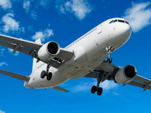 Choc in volo, ragazzo di 24 anni morde un passeggero e muore