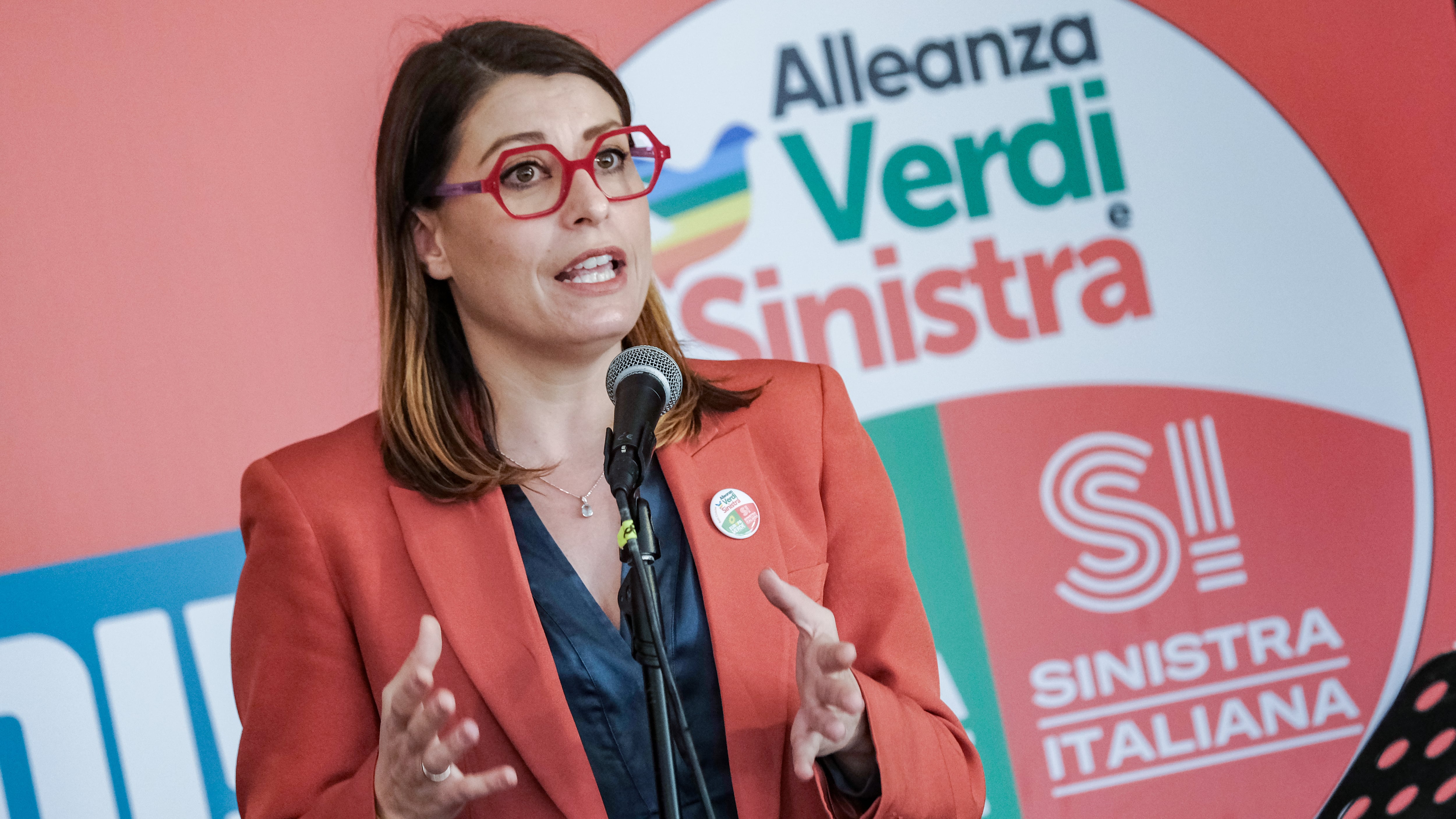 "Solo reati da centro sociale". La moglie di Fratoianni assolve la Salis