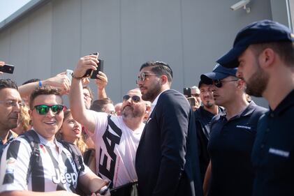 Juventus, ecco Emre Can: la calda accoglienza dei tifosi bianconeri 3