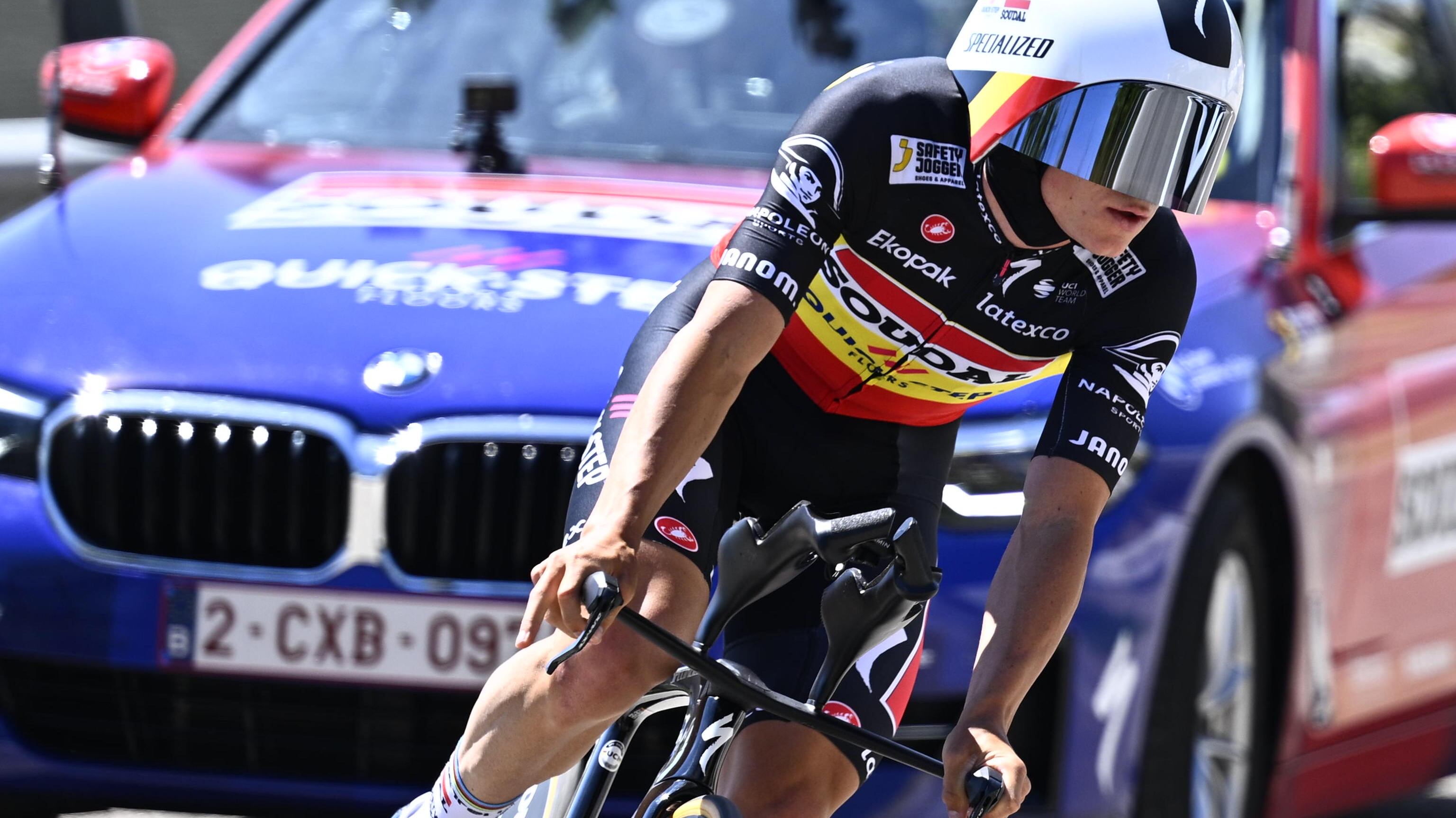 Giro, crono impressionante per Evenepoel. Ganna limita i danni