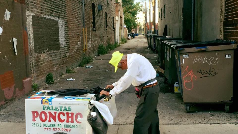 Quest'uomo ha commosso tutti: a 89 vende ghiaccioli per curare la moglie malata
