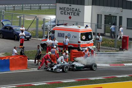 La Mercedes di Hamilton va in fiamme 2