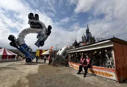 Benvenuti a Dismaland, il tetro parco giochi di Banksy 5