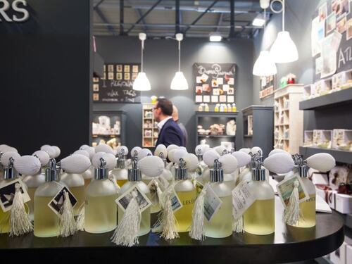 Via uomo e donna: pure i profumi diventano genderless