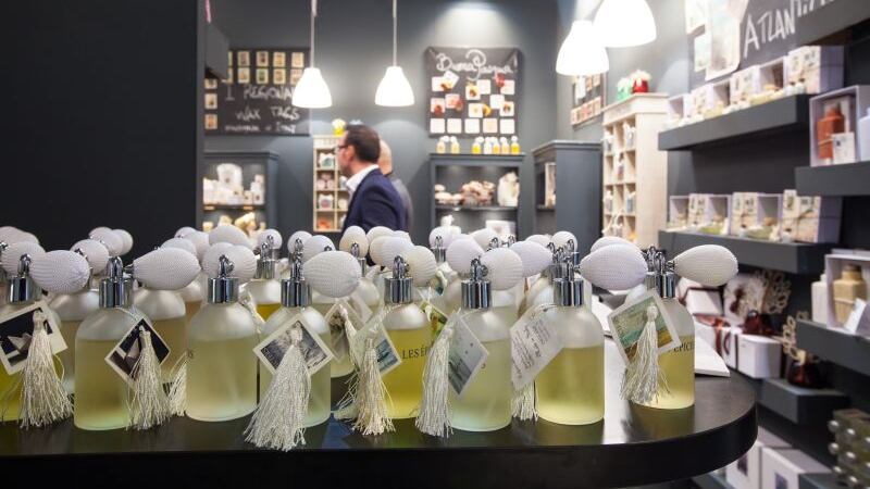 Via uomo e donna: pure i profumi diventano genderless