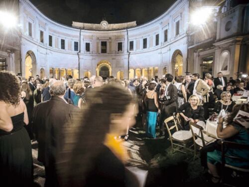 Buffoni e ciarlatani nel grande circo dei premi letterari
