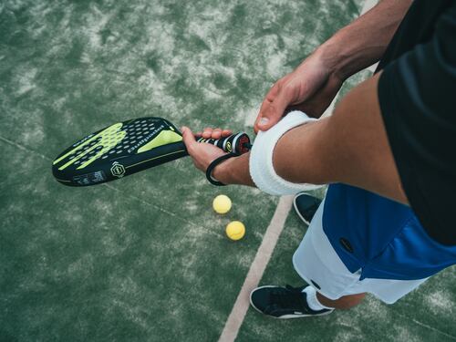 Tennis: outfit e accessori indispensabili per praticarlo