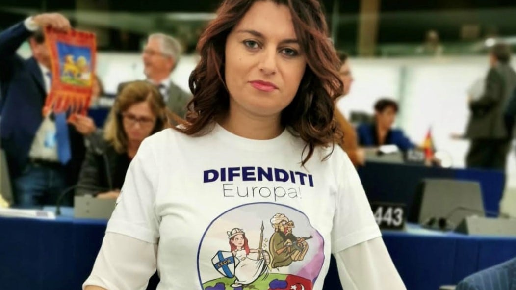 Parlamento Ue, Ceccardi indossa t-shirt anti terrorismo e contro la Turchia in Europa