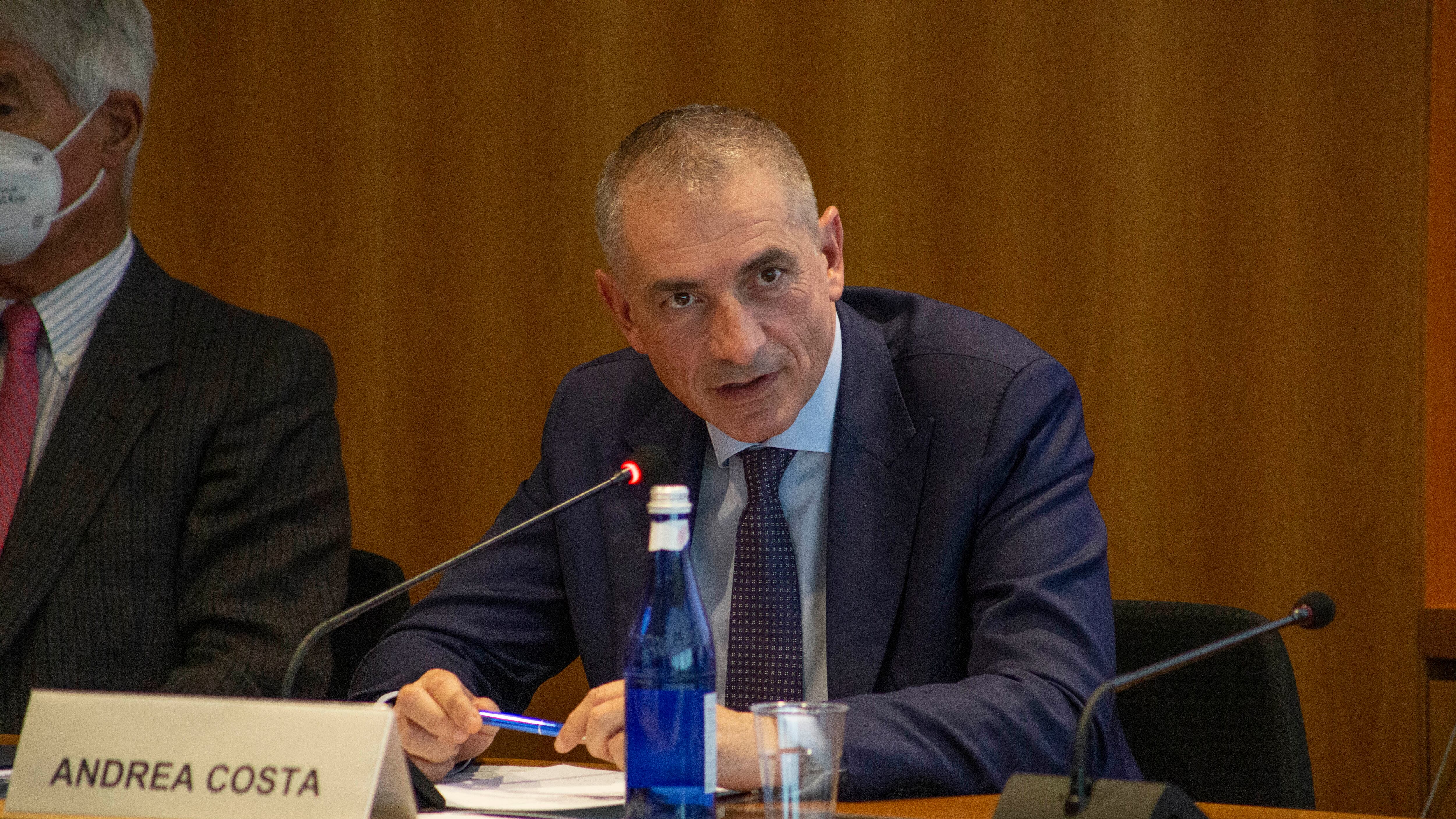 "Stop quarantene e test per gli asintomatici. Sì ai tamponi fai da te. Basta Dad se vaccinati"