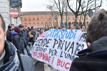 Scontri tra studenti e forze dell'ordine alla Statale di Milano 18