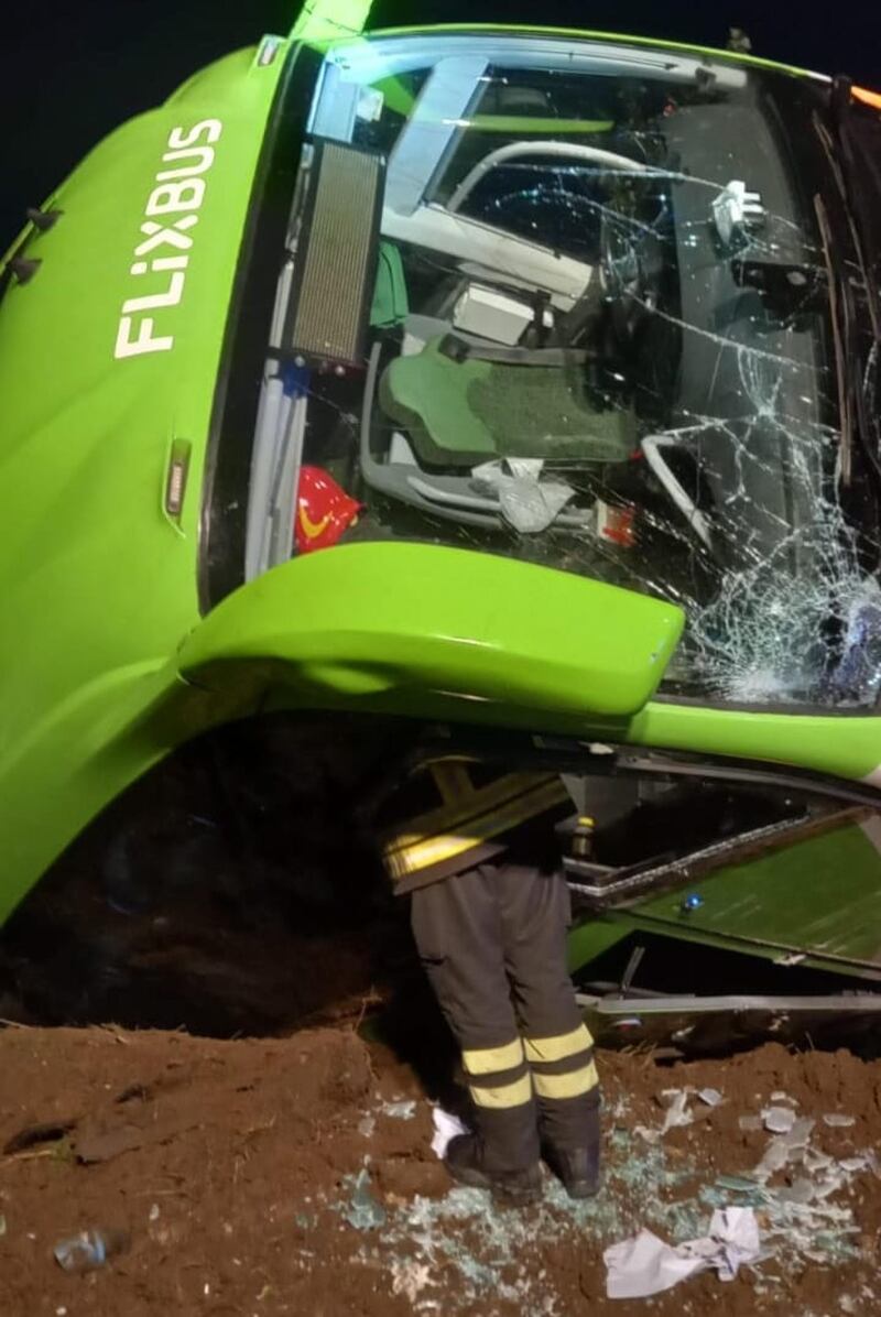 Un autobus della Flixbus finisce in una scarpata lungo la A16: le immagini 1