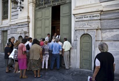Grecia, code alla National Bank riaperta oggi 7