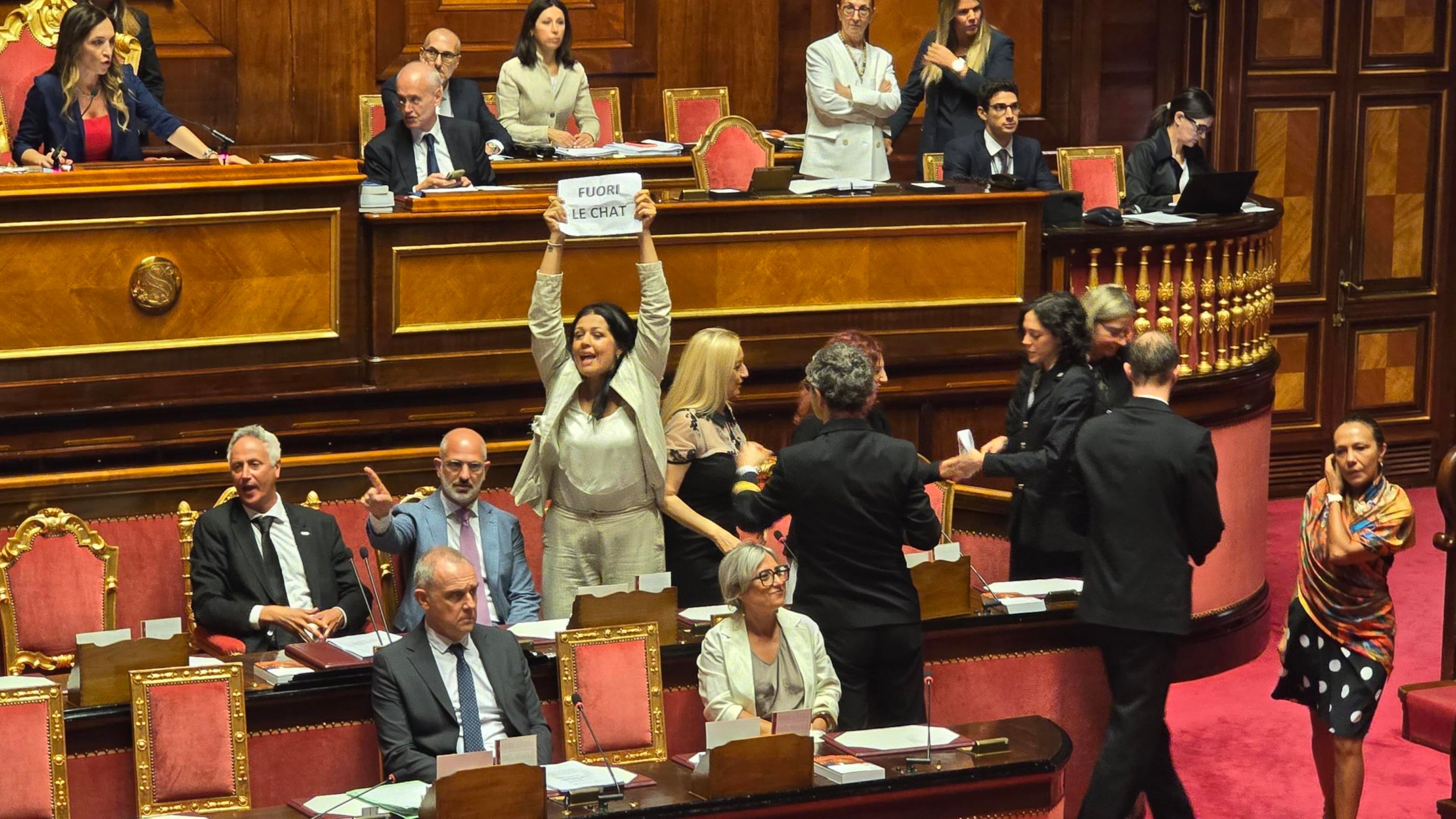 Caso Delmastro, la Giunta dice no all'acquisizione delle chat. E il M5s occupa i banchi del governo